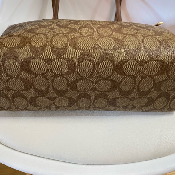 COACH Signature Canvas Zip Top Tote. In excellent condition! - Picture 7 of 9